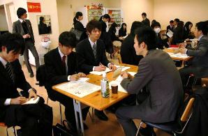 卒業生（右）から就職活動のアドバイスを受ける学生たち＝美浜町の日本福祉大美浜キャンパスで