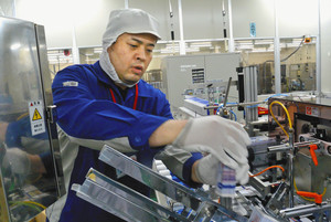 工場の製造ラインで働く田中さん＝三重県多気町で