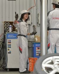人手不足の自動車整備業界で働く喜多千代美さん＝三重県鈴鹿市で