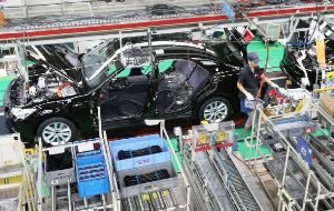 トヨタ自動車元町工場の車両組み立てライン。本格的な繁忙を控えて人員確保を急いでいる＝愛知県豊田市で