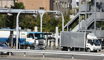 名古屋市内から高速道路に乗るトラック。トラック運転手の人手不足は深刻化している＝名古屋市名東区で