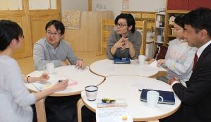 訪問型病児保育の活動に向け打ち合わせをする原武之さん（左から２人目）、広中大雄さん（同３人目）ら＝愛知県岩倉市で