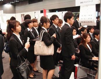 企業のインターンシップ説明会に集まった大学３年生たち。就活は長いと１年以上の長丁場になる＝５月２６日、東京都渋谷区で