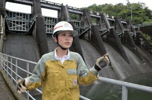 ダムを見守る中部電力の豊田さん＝岐阜県揖斐川町の西平ダムで