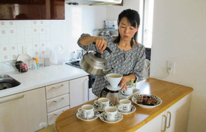 コーヒーをいれながら、「家庭や子ども、社会と真面目に向き合うのがお母さん仕事」と話す樋熊麻子さん＝東京都練馬区で
