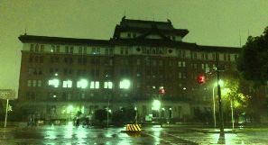 大部分の部屋の明かりが消えた県庁の本庁舎