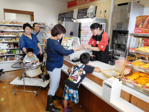 生き生きと接客する「ユーザースタッフ」。障害のある子どもたちの希望でもある＝東京都板橋区の心身障害児総合医療療育センターで