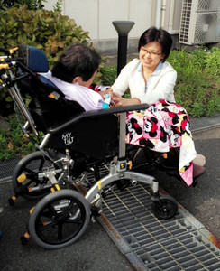 認知症の母親（左）にほほえみかける飴矢敦子さん＝横浜市内で