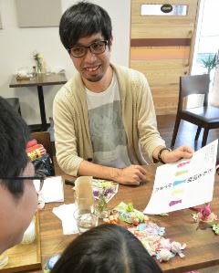 「吃音カフェ」のチラシを見せて来場を呼び掛ける牧内恵一朗さん＝名古屋市昭和区で