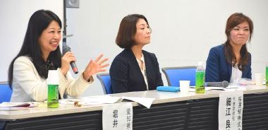 女性の人材活用について話し合う（左から）堀井さん、細江さん、山川さん＝岡崎市図書館交流プラザ・りぶらで