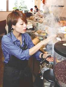 ８月に開業したカフェを切り盛りするオーナー兼店長の元田さん＝名古屋市熱田区で