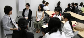 女性限定セミナーで女性警察官（左）に話を聞く県警採用試験の受験志望者ら＝名古屋市中村区で