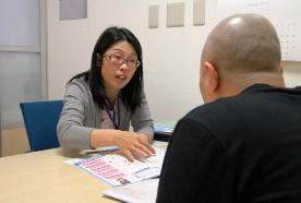 ハローワーク名古屋東が、県がんセンター中央病院で行った出張相談。がん患者の就職の相談に乗った＝名古屋市千種区で