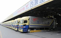 荷積み作業中のトラックが並ぶ西濃運輸の物流拠点。ラジオ広告で運転手の確保に努める＝岐阜県大垣市で