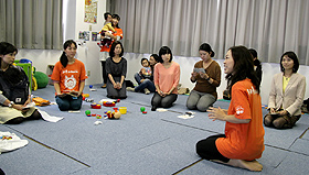 子どもを預け合うきっかけをつくる集まりに参加した人たち＝名古屋市千種区のＬＤＫ覚王山キッズルームで