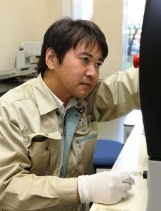 接着剤の性能を試験する青木努さん＝愛知県のアイカ工業Ｒ＆Ｄセンター甚目寺研究所で