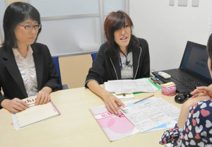 がん患者（右）に求人票を説明する中村清美さん（中）と、医療ソーシャルワーカーの船崎初美さん＝名古屋市千種区の愛知県がんセンター中央病院で