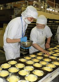 パン作りに挑戦するインターンシップの学生（左）＝愛知県清須市で