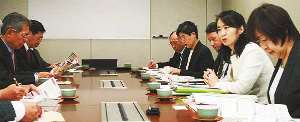 女性活躍の必要性を訴える宮本副知事（右から２人目）ら＝名古屋市中区の県経営者協会で