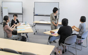 再就職を考える女性たちが集まった「ママたちの井戸端会議」＝名古屋市中村区のあいち子育て女性再就職サポートセンターで
