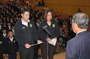 結団式で選手宣誓する柴山嵩宏さん（左）と佐藤知沙子さん