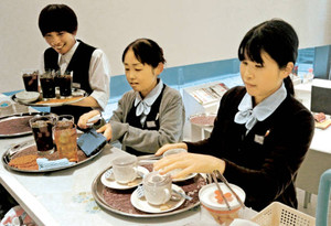客にコーヒーなどを運ぶ小児がん経験者の店員たち＝新潟市の新潟日報メディアシップで