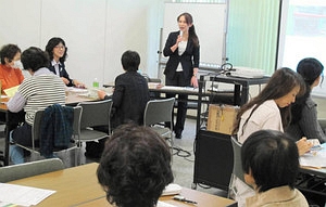 「介護は女性一人にさせない」と講演で訴える岩月万季代さん＝愛知県春日井市で