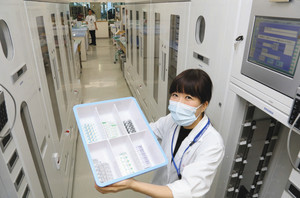 ロッカーのように並ぶ機械が「調剤ロボット」。処方箋の情報が送られてくると自動的にトレーに薬を集める＝豊明市の藤田保健衛生大病院で