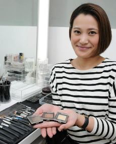 就活用の写真を写すときに使う化粧道具を見せる安藤亜紀さん＝名古屋市の「スタジオセルフィット名古屋栄店」で
