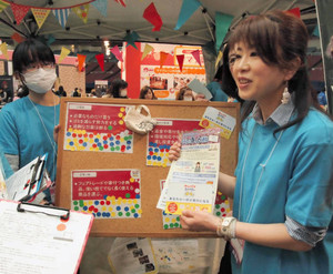 「カンパイチャリティキャンペーン」など消費者市民社会の意義を伝える田口さおりさん（右）＝名古屋市東区のナゴヤドームで