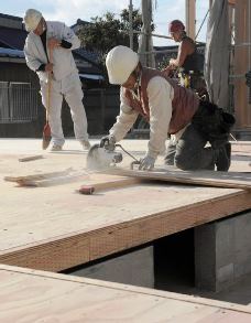 サカエが建設する住宅の床の枠組みを作る職人＝名古屋市昭和区北山町で