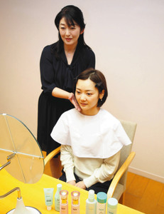 「ノブ」ブランド化粧品の正しい使い方について社内研修に当たる松本美枝子さん（左）