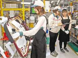 幼い子どもを持つ母親が子育てと両立しながら働ける育児ライン＝愛知県豊橋市のトヨタ紡織豊橋工場で