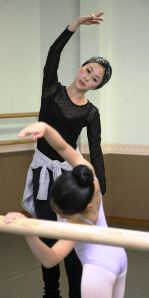 自分のバレエ教室を立ち上げ、指導する大月悠さん＝三重県四日市市で