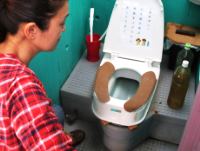 農園の一角にある女性用トイレ。障害のある人たちには使いにくい