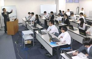 システムエンジニアらが学ぶ「テスク大学」の講義＝名古屋市熱田区のテスク本社で