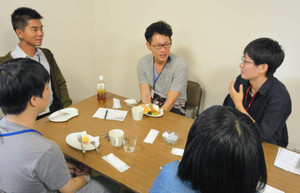 「吃音カフェ」で、就職活動について、若い社会人（左奥と中央）に経験を聞く吃音の学生ら＝名古屋市昭和区で