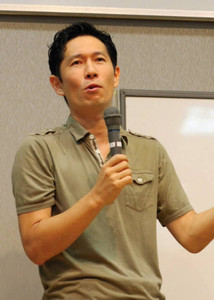 独自の理論を説く袖山さん＝四日市市のユマニテク医療福祉大学校で
