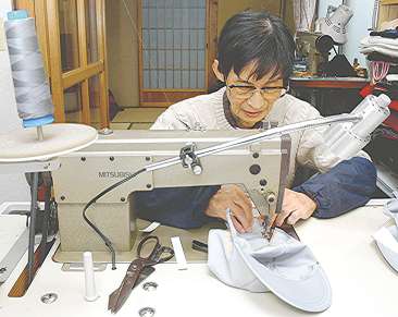 電動ミシンで帽子を縫う青木正巳さん＝新城市西新町の青木帽子店で
