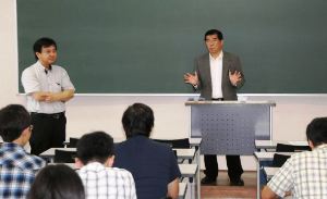 学生に働くことの意義や、労働組合の活動について話す岡部さん（右）と児玉副学長（左）＝津市の三重大で