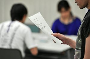 「就活クラブ」で自己ＰＲの練習をする若者たち＝名古屋市中区の愛知わかものハローワークで
