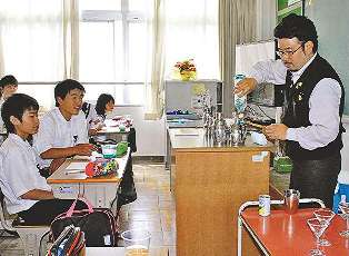 生徒たちにカクテル作りを披露する鈴木さん（右）＝豊橋市の高豊中で