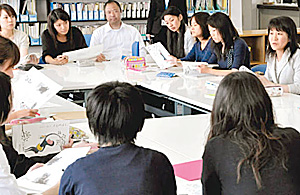 清水教諭（右）から指導方法を学ぶ若手教職員たち＝金沢市教育プラザ富樫で