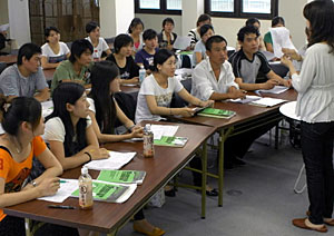 日本語能力試験に向け熱心に勉強する研修生ら＝金沢市内で