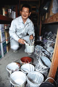 「手に職を付け、建築塗装職人を目指さないか」と呼びかける鈴木さん＝掛川市下垂木で