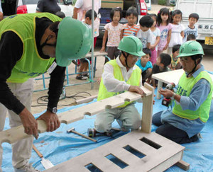 職人の技を興味深そうに見る園児たち＝大津市の朝日が丘保育園で