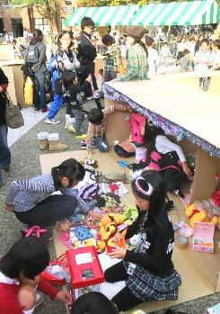 フリーマーケットなどでにぎわう会場＝四日市市の諏訪公園で