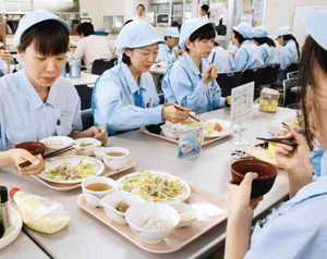 薬膳元気メニューを食べる社員＝高岡市鐘紡町のクラシエ製薬高岡工場で