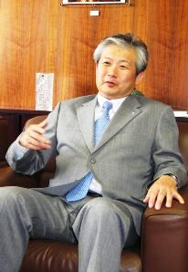 「今は仕事が一番楽しい」と語る末松正幸社長＝富加町高畑のＫＶＫ富加工場で