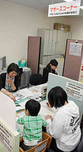 母親の隣に子ども用のいすも設置されたマザーズコーナー＝高岡市御旅屋の高岡パートバンクで